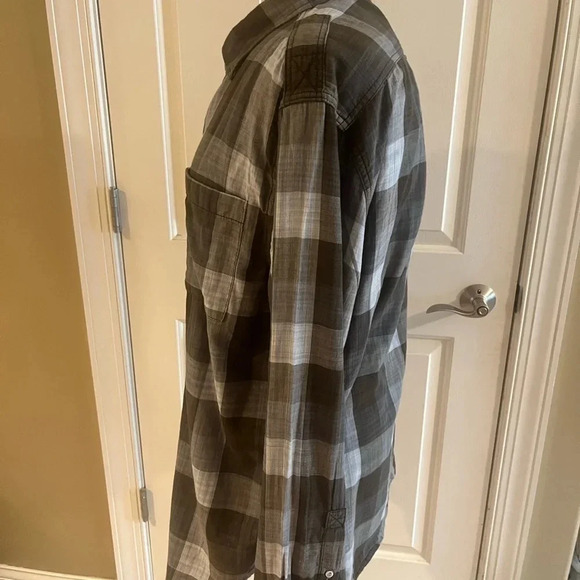 Tommy Bahama Button down shirt-size XL - Picture 5 of 9